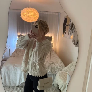 MOSCHINO Väska 💛 - Superfin beige moschino väska 💛 Mycket använd och varit super uppskattad. Älskar den! Men nu är det dags att den kommer till någon ny. 🥰 Väl använd och lite sliten. Men ändå i väldigt fint skick! Köpte på RagLady i Kungsbacka för ca 2500kr. Säljer för 700kr. Kvitto finns ej. 🥰