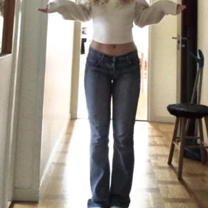 Blå bootcut jeans med låg midja - Från tommy hilfiger!💘 Säljer ett par klassiska blå jeans med bootcut och låg midja. Jeansen har en snygg tvätt och sitter tajt upptill med utsvängda ben. Perfekta för dig som gillar en retro vibe och vill ha ett par jeans som sticker ut lite extra.