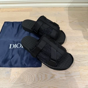 Dior alpha slides - Säljer dessa dior alpha slides. Köpta på plick. Endast tofflorna och dustbag ingår. Storlek 46 men kan även passa 45. Pris kan diskuteras vid snabb affär