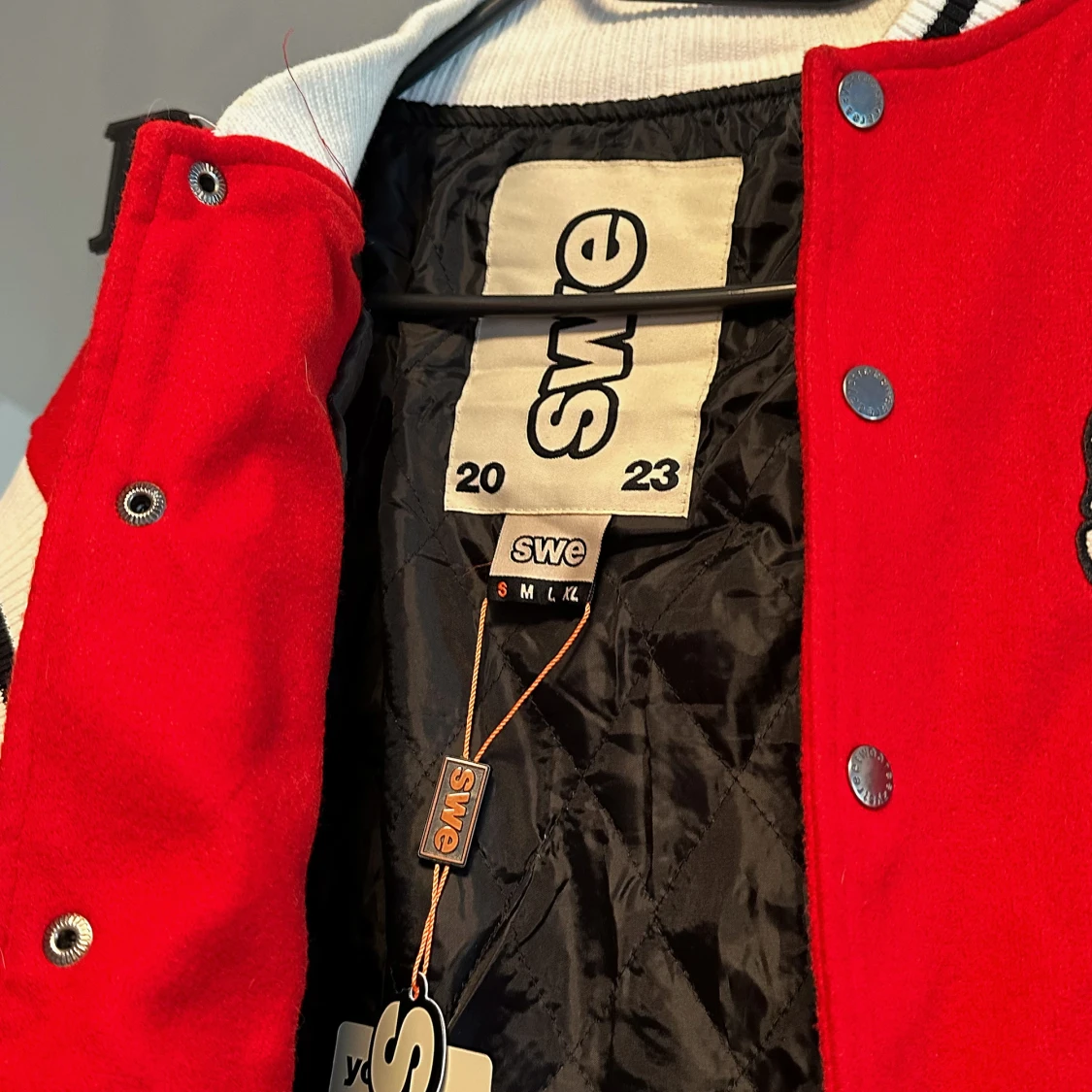 Röd bomberjacka från SWE  - 1