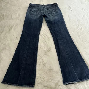 Low-rise bootcut/flared jeans  - Säljer ett par Lågmidjade jeans från märket Citizens of Hummanity💙 Jeansen är bootcut/flare. Väldigt fin wash, samt detaljering på fickorna!  De är i extremt bra skick!   Mått: midja platt 40cm    innerbenslängd 83cm, för referens: jag e 174cm och dem e i perfekt längd på mig                 Nypris ca 200€