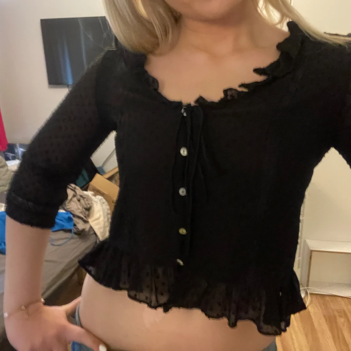 Svart croppad blus med volang och knappar - 1