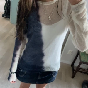 Weekday tröja - Såå söt o cool!! Strl M men passar mig som har XS (se första bilden)❤️ använd gärna ”köp nu”! (Inte mina bilder)