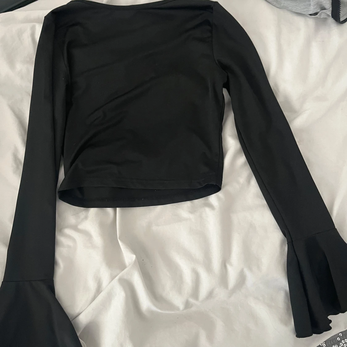 Svart långärmad topp med volangärm