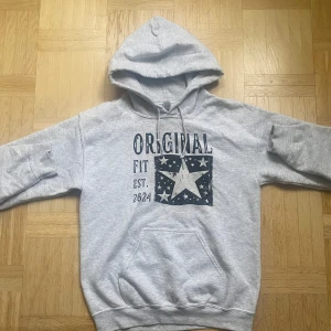 Scndi hoodie - Säljer en grå hoodie från scndi i storlek S. Skick är 10/10 och hör av dig vid frågor.
