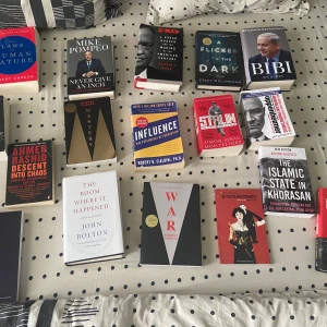 Engelska böcker. priser står nere - Laws of nature-160 kr HIGHER HONOUR-120kr The art of seduction-200kr BIBI-70kr A flicker in the dark-220kr Stalin-180kr Oppenheimer-130kr Ahmed rashid-80kr Never give an inch-270kr Mastery-150kr Gman-200kr Influence-140kr How to win friends and influence people-70kr The islamic state-220kr Operation pineapple express-180kr The room where it happened-100kr The master and margarita-80kr War-70kr The daily laws-170.       Om ni har fler frågor kan ni fråga 