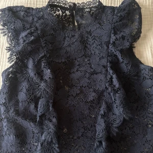 Mörkblå spetsblus från Zara - Säljer en superfin mörkblå blus från Zara. Säljer då den inte kommer till användning!