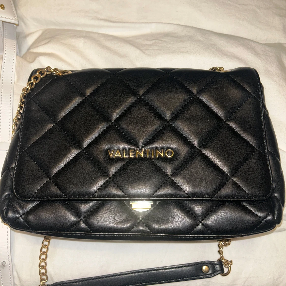 Svart quiltad axelväska från Valentino