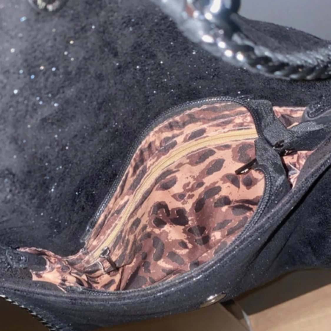 Svart axelväska med kedja och leopardmönstrat foder