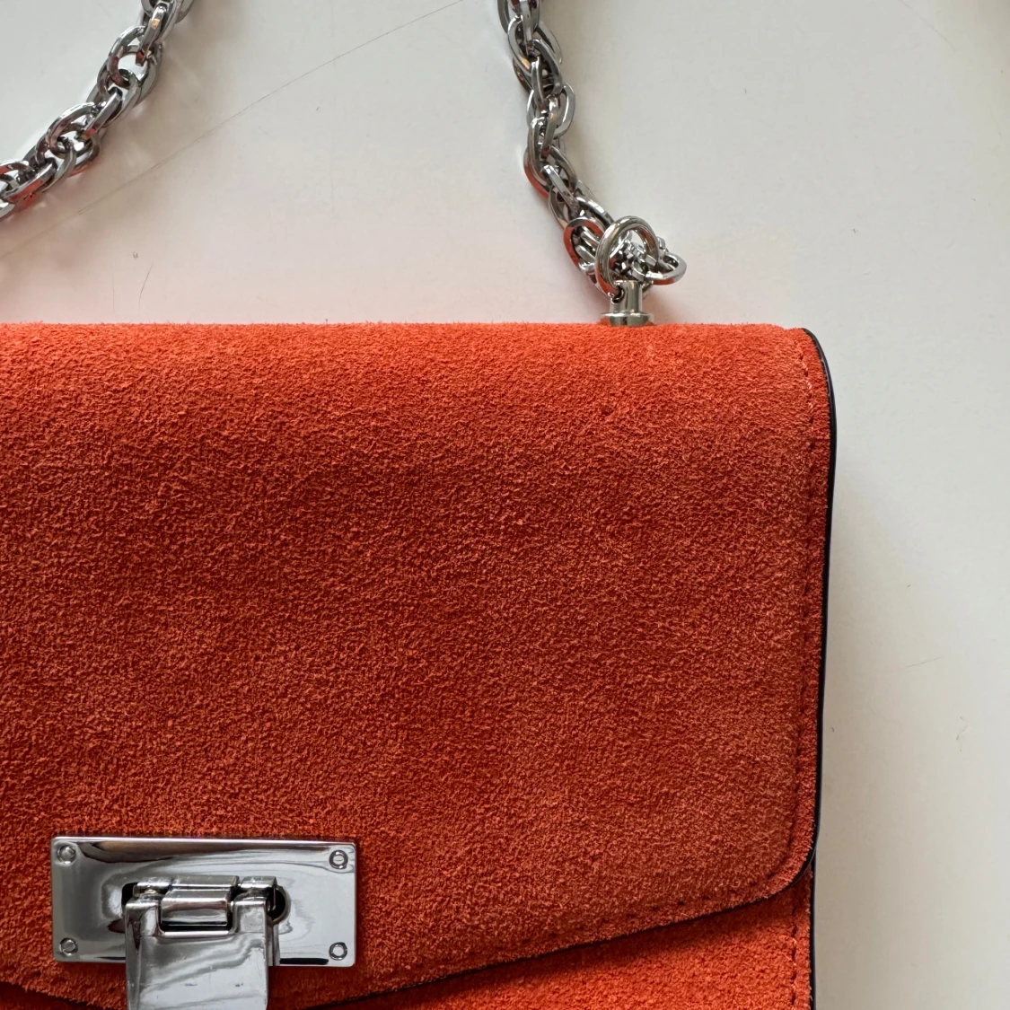 Orange axelväska i mocka med silverkedja - 2
