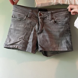 Grå jeansshorts från Acne  - Lågmidjade jeansshorts från acne. Defekter förekommer, se bilder. Men sjukt coola och najs till sommaren st S-M