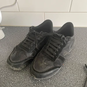 Valentino Rockrunner - Säljer mina feta rockrunners. Skick 3/10 med ett litet hål under högra skon, nitar och sula till högra skon fås med då de ramlat av tyvärr. 