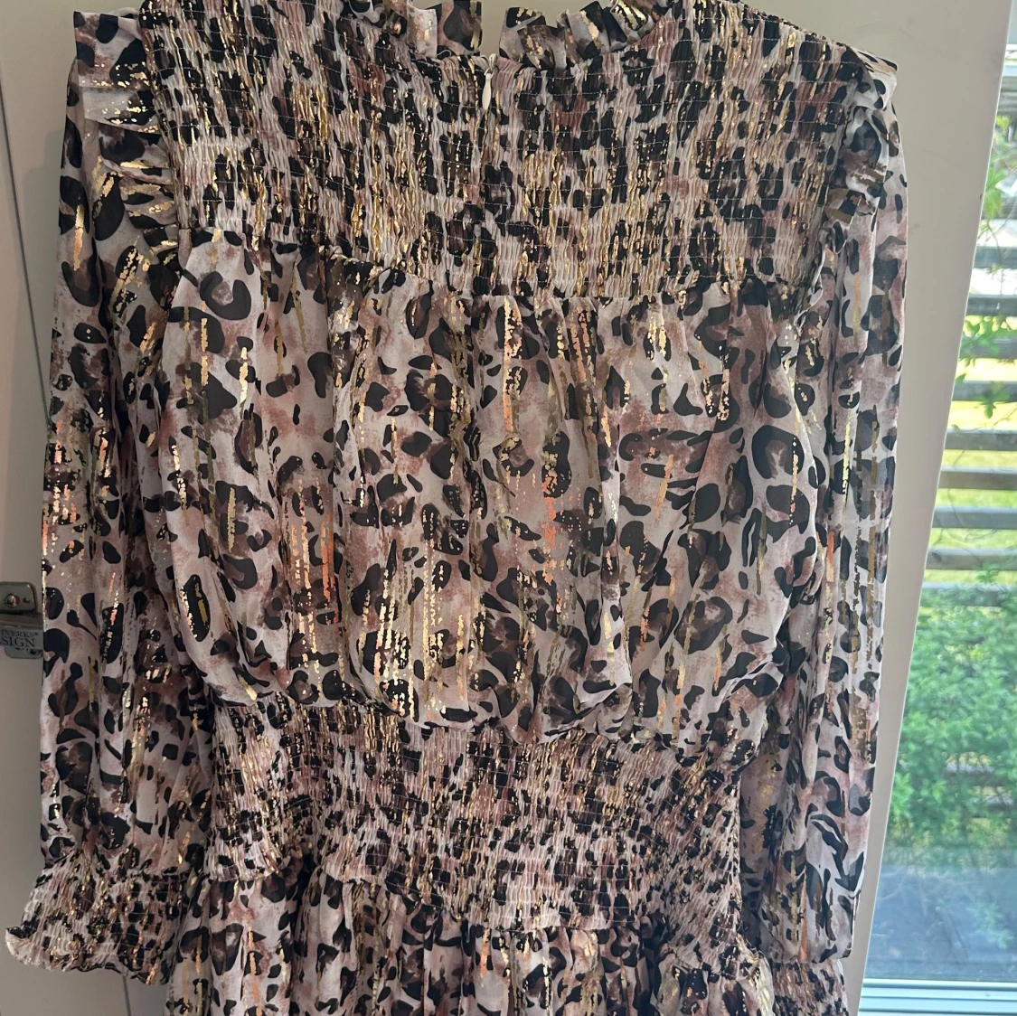 Leopardmönstrad klänning med guldiga detaljer - 3