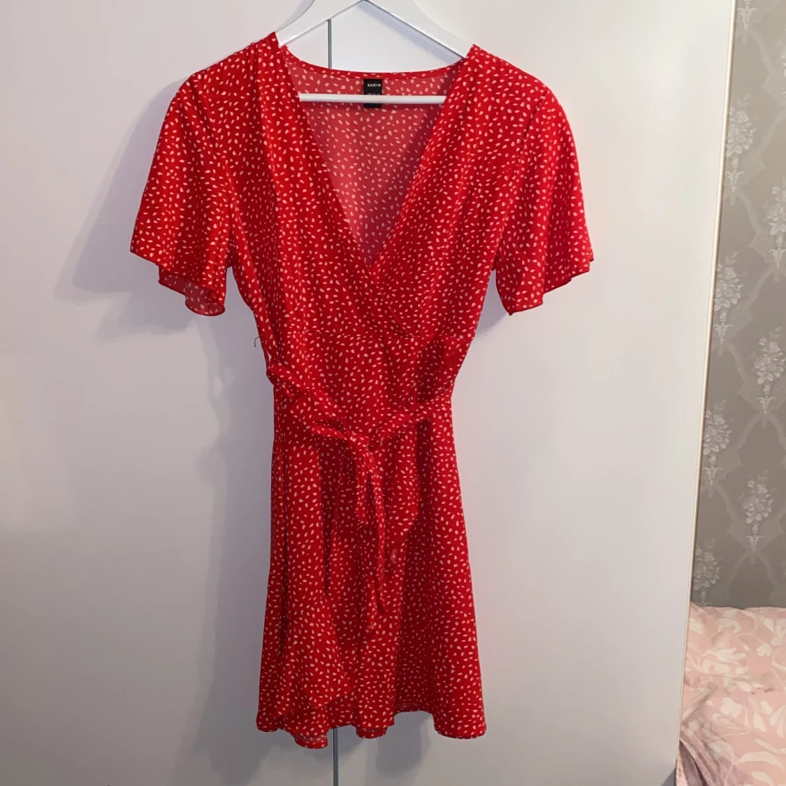 Röd omlottklänning med knyt från SHEIN