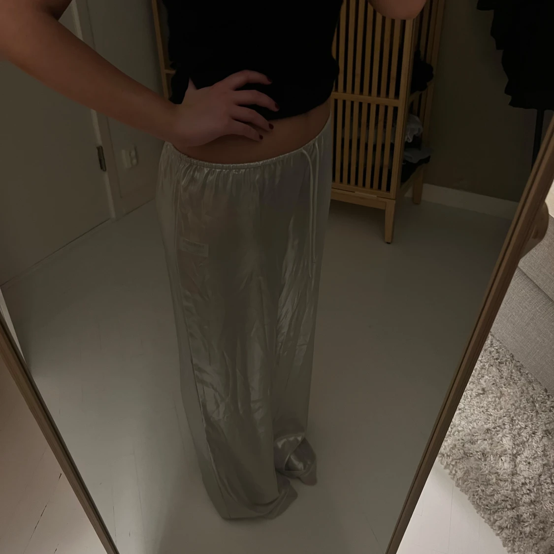 Silvriga vida satinbyxor - 2