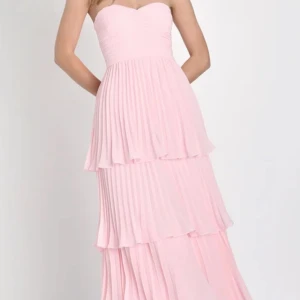 Balklänning - Säljer en romantisk ljusrosa långklänning med axelbandslös design och flera lager volanger. Klänningen har plisserad kjol och en feminin, flowy siluett. Perfekt för speciella tillfällen när du vill känna dig extra fin.