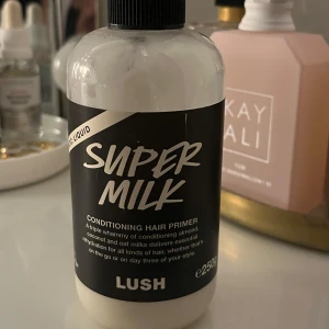 Super Milk Conditioning Hair Primer från Lush - Super Milk Conditioning Hair Primer från Lush är en leave-in spray med mandel-, kokos- och havremjölk som återfuktar och reder ut håret. Säljer då den inte kommer till användning längre! Men super god doft som är perfekt till sommaren💗