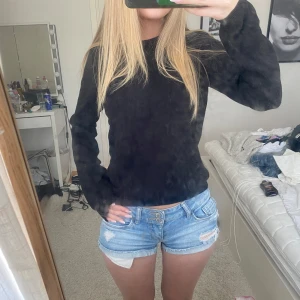 Snygg stickad tröja - Sjukt snygg svart stickad tröja från H&M