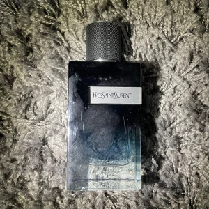 Yves Saint Laurent Y Eau de Parfum herrparfym - YSL Y Eau de Parfum – 100ml  🆕 100 % full – helt ny med taggar ✅ Äkta Yves Saint Laurent 💧 Fräsch, träig, lätt söt doft – toner av bergamott, salvia och bärnsten 🕒 Långvarig och mångsidig – dag- eller nattkläder 📦 Inte min typ av doft, så släpp det  Snabb leverans - skicka gärna ett meddelande till mig om du har frågor!