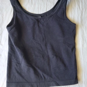 Sport linne - Ribbat sport linne från H&M, dock använt i vardagen Storlek S Bra skick, helt och rent