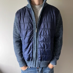 Blå cardiganjacka - Snygg blå cardiganjacka i storlek medium i ett tunt material men som fortfarande bibehåller värme. Perfekt inför sommaren! 🙌 Kom med bud! Är flexibel med priset!🔥