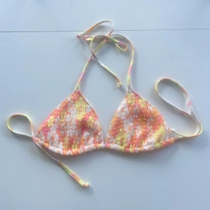 Bikiniöverdel - Bikiniöverdel från H&M. Ovadderad och justerbara band. Använd fåtal gång, väldigt gott skick. 