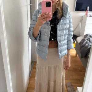 Ljusblå pufferjacka från Herno - Säljer en ljusblå pufferjacka från Herno med hög krage och knappar framtill. Helt oanvänd där av priset!💕 Ny pris 5500kr 