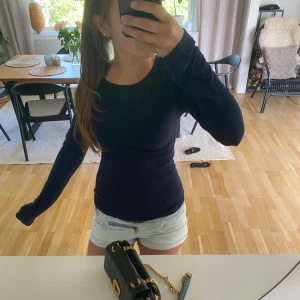 Mörkblå tröja  - Säljer denna jättefina tröjan då den inte kommer till användning. Hör av er vid frågor😊