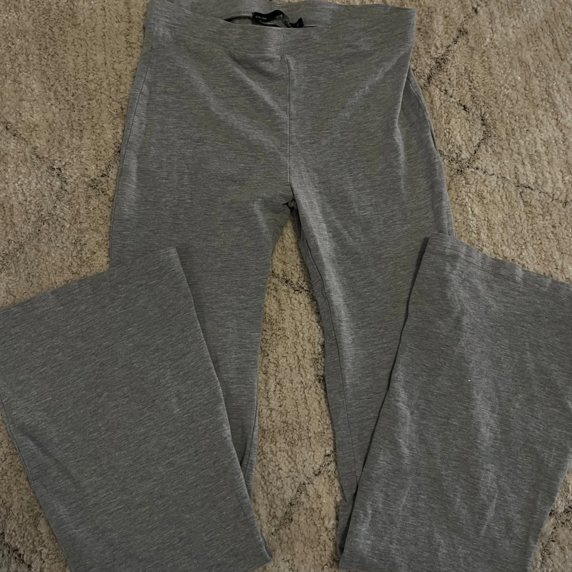 Grå bootcut byxor från 157🤍 - 1