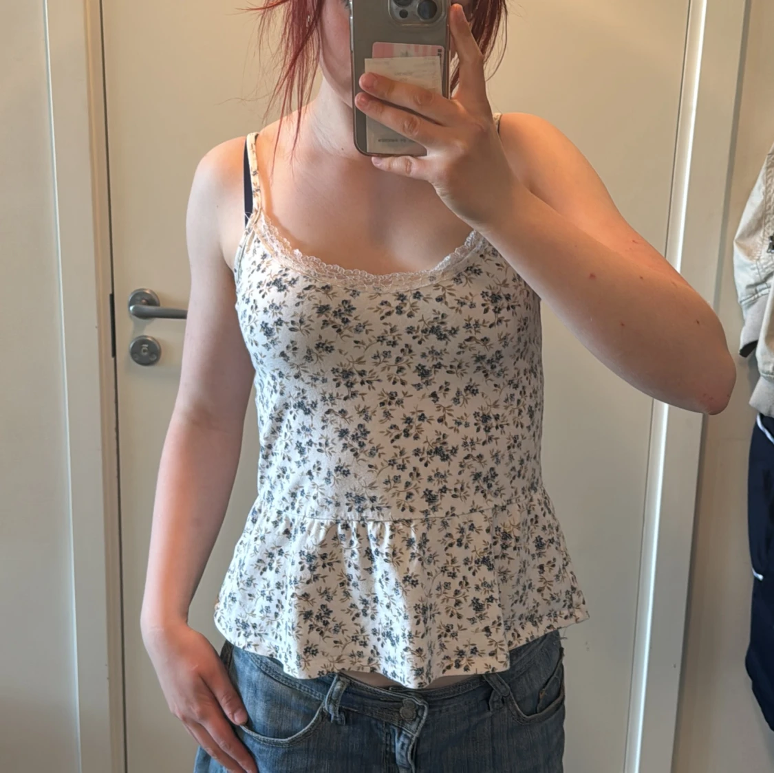 Blommig linnetopp med spets från Bik Bok - 3