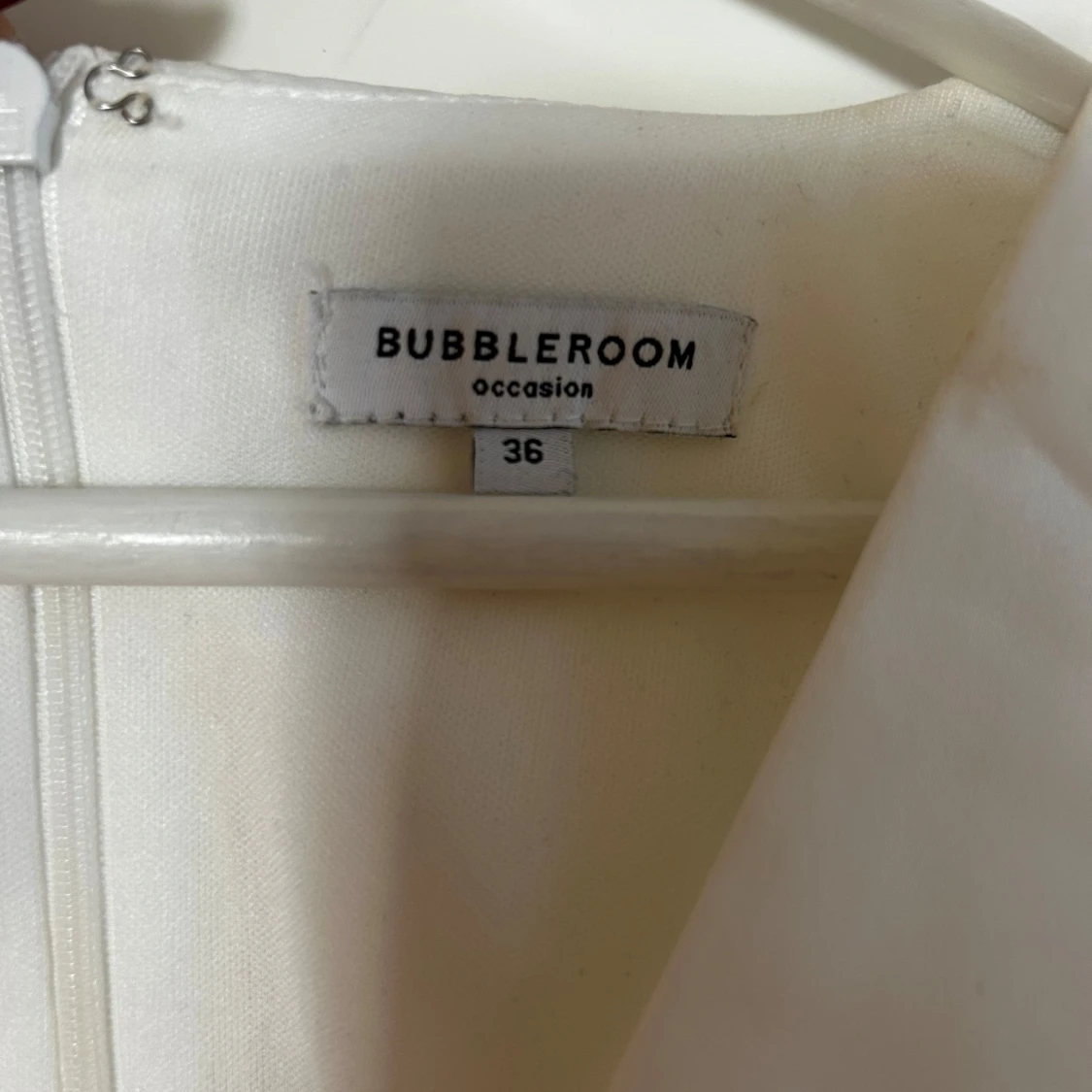 Vit långklänning med puffärm från Bubbleroom - 2