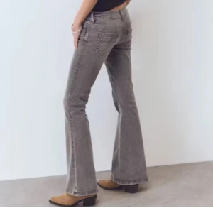 Gina 14+ lågmidjade jeans - Säljer dessa nya och populära lågmidjade jeans från Gina 14+, använda 1 gång och i perfekt skick. Utsålda i storlek XS💓 Kan gå ner i pris vid snabbt köp!