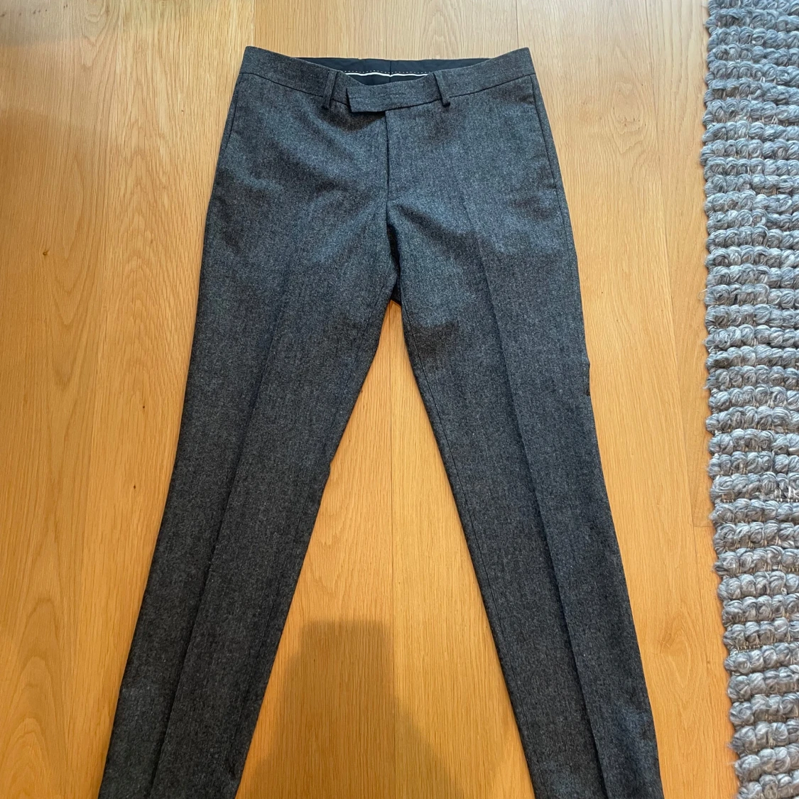 Mörkgrå kostymbyxor från Tiger of Sweden