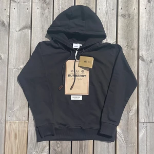 Burberry Hoodie - Säljer en sjukt fet burberry hoodie i strl S. Hoodien har alla lappar på kvar även med taggs kvar från butiken med prislapp och allt sånt vilkett bevisar äktaheten. Hör gärna av er vid frågor eller funderingar!! Såklart är den ÄKTA!!