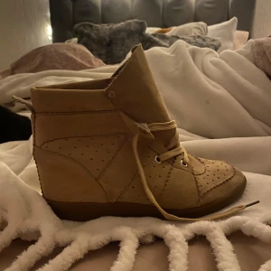 Isabell marant liknande skor - Snygga skor med kilklack som liknar isabell marant skorna❤️❤️ S 37