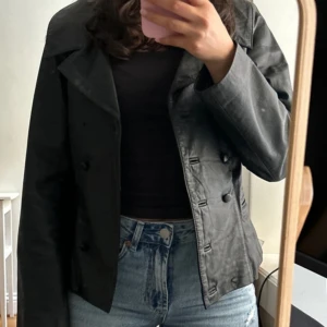 Svart skinnjacka från Yucatan Bay - Säljer en svart skinnjacka från Yucatan Bay i storlek L. Skulle dock inte säga att den är så stor i storleken, jag har oftast 34/36 i jackor och är 160cm lång. Sååå fin som går till allt!