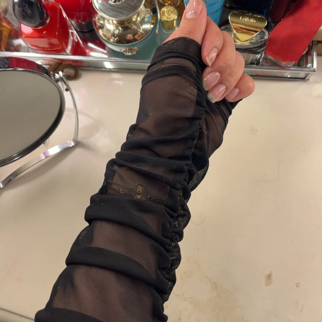 Svart mesh topp med rynkade ärmar - 2