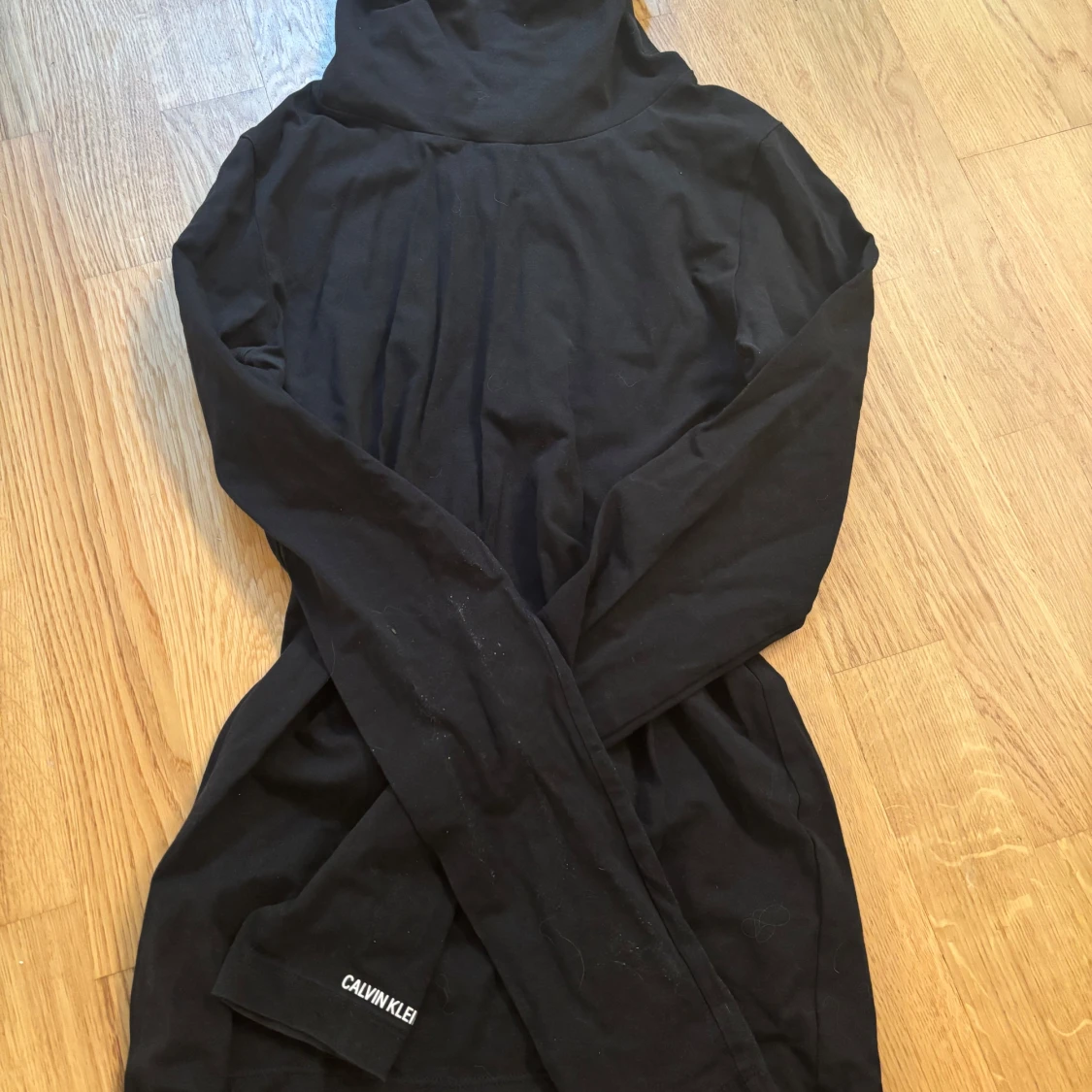 Svart långärmad klänning med polokrage från Calvin Klein Jeans