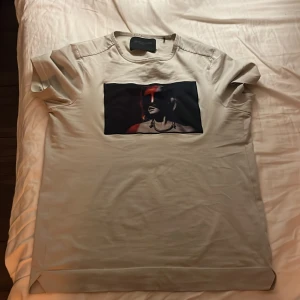 Vit/ Beige t-shirt från Limitato - Säljer en riktigt fräsch Limitato t-shirt som är i bra skick och är exklusiv den finns it längre att köpa i butik och nypris är ca 2600kr jag säljer endast 1000kr