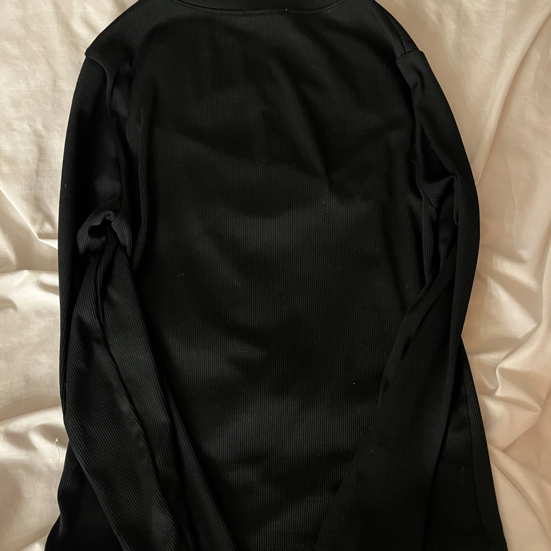 Svart långärmad topp med cut-out - 3