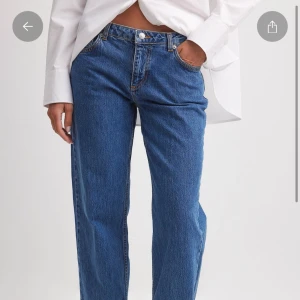 Blå raka jeans - Blå lågmidjade jeans från nakd, bra skick storlek 34