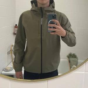 Woolrich Windbreaker - Woolrich Windbreaker - Oliv grön färg - Väldigt bra skick - Perfekt för vind och regn - Pris: 2099 kr - Nypris: Runt 5000 kr - Personen på bilden är 175 cm Tags medkommer - Hör av dig vid frågor/funderingar!