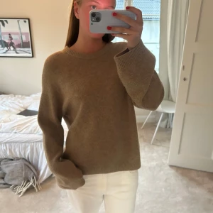 Brun stickad tröja  - Så snygg brun stickad tröja!!