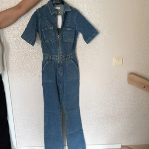 Jeans jumpsuit från Mango - Jumpsuit från mango som är slutsåld med prislapp på💕💕