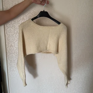Beige croppad stickad tröja från Zara - Beige cropped stickad tröja som aldrig är använd💕💕