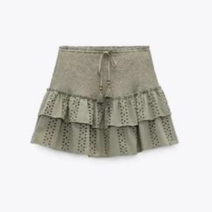 Trendig Zara kjol - Super söt kjol som aldrig riktigt kommit till användning. Som nyskick förutom att jag klippt så att det blir som en underkjol istället för shorts🥰🥰