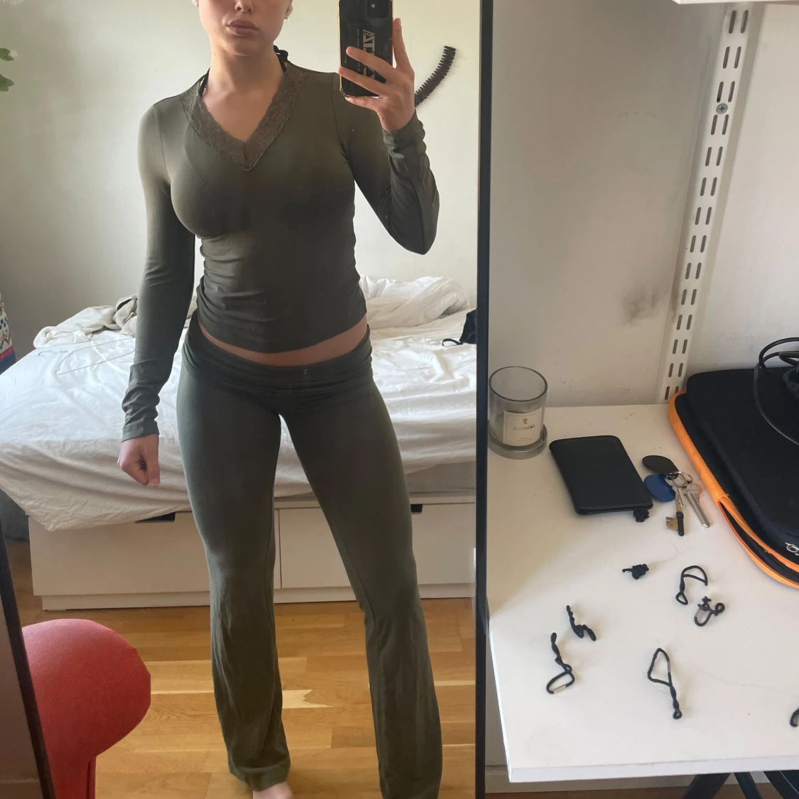 Olivgröna bootcut byxor, och matchande top