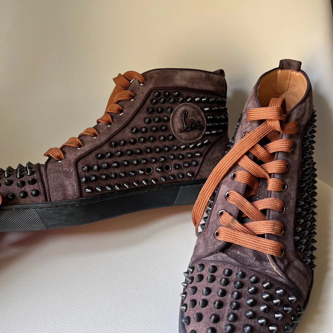 Bruna sneakers med nitar från Christian Louboutin - 2