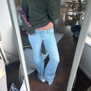 Lågmidjade jeans - Aaas najs lågmidjade bootcut jeans! Aldrig använda🩷🩷😊