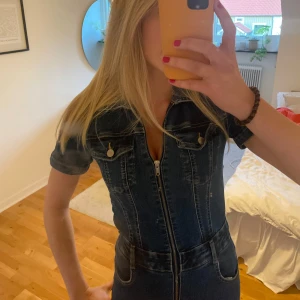 Jeans jumpsuit  - Supersnygg jeans jumpsuit från pull&bear😚stl m men passar mig som vanligtvis bär s/xs